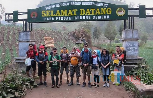 Gapura Selamat Datang di jalur pendakian Gunung Semeru yang berada di wilayah TNBTS. (Foto: Dok. JatimTimes)