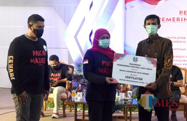 Gubernur Jatim Khofifah Indar Parawansa didampingi Wali Kota Kediri menyerahkan bantuan ventilaor secara simbolis kepada beberapa RS di Kediri.(ist)