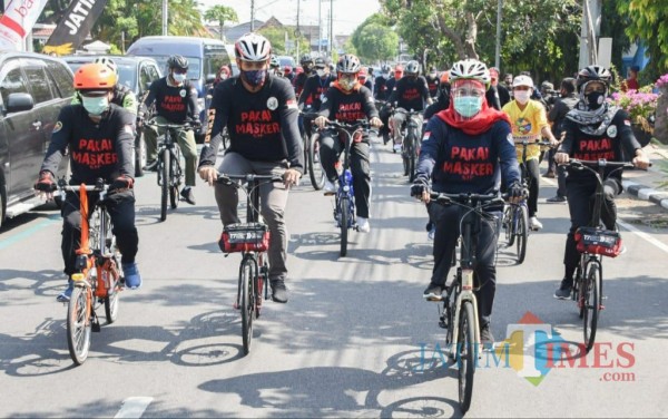 Gubernur Jatim bersama Wali Kota Kediri bersepeda keliling Kota Kediri. (ist)