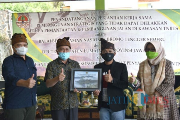 Penandatangan perjanjian kerjasa antara Pemkab dan TNBTS hari ini (Foto : Moch R. Abdul Fatah / Jatim TIMES)