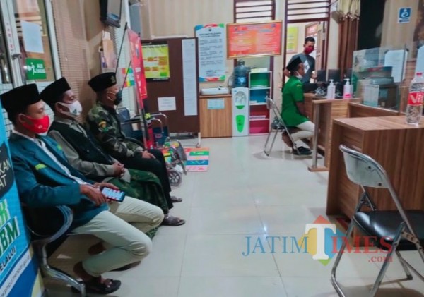 Sejumlah pengurus PC GP Ansor Pamekasan saat mendatangi Mapolres Pamekasan.(Foto:Ist/JatimTimes.com)