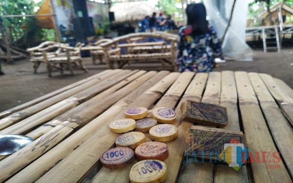 Koin kayu buat alat transaksi di Njegong Park, Desa Waung. / Foto : Anang Basso / Tulungagung TIMES