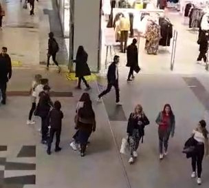 Potret aktivitas masyarakat Swedia di tempat umum tanpa kenakan masker di masa pandemi Covid-19. (Foto: video capture).