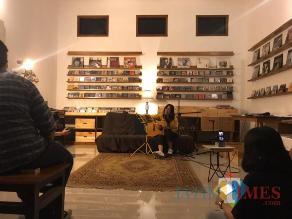 Steffani Bpm saat membawakan lagu (Hendra Saputra)