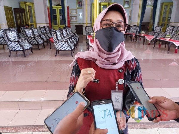 Kadiskominfo Kabupaten Malang, Aniswaty Aziz saat menanggapi kegaduhan warganet terkait erornya website Dinkes Kabupaten Malang (Foto : Dokumen MalangTIMES)
