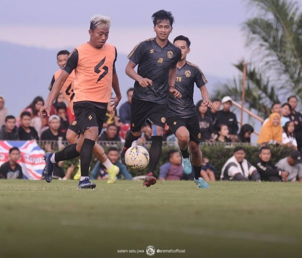Kushedya Hari Yudo (pakai rompi) saat menguasai bola dalam latihan (official Arema FC)