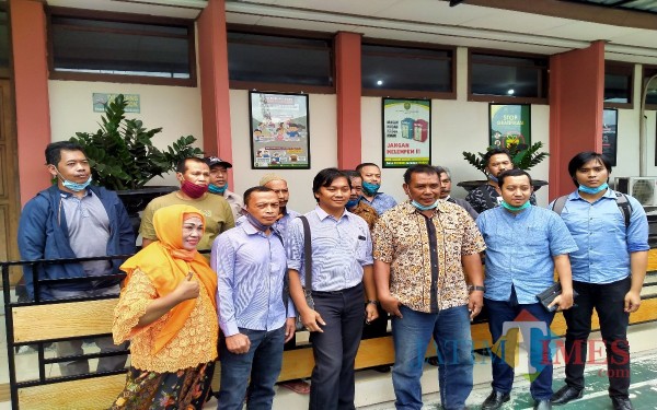Para pedagang pasar Blimbing yang hadir dalam sidang perdana gugatan class action PN Kota Malang (Anggara Sudiongko/MalangTIMES)