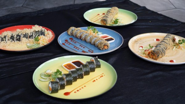 Sushi kremes, dushi tom yam, sushi daging rawon, apple sushi, dan sushi ayam geprek yang disuguhkan Shokudo Restaurant Kontena Hotel.
