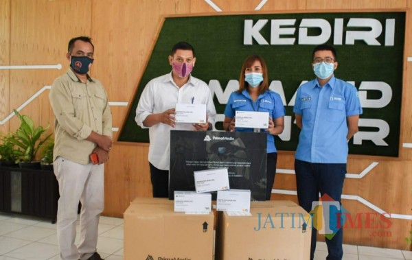 Wali Kota Kediri menerima bantuan masker dari Prima Medix Nusantara (ist)