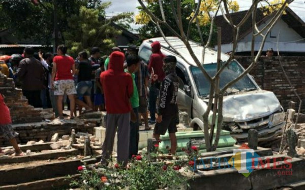 Kondisi mobil yang masuk makam di Desa Winong Kedungwaru (Foto: Istimewa/ TulungagungTIMES)
