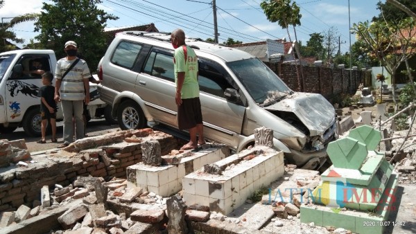 Mobil korban setelah menabrak tembok makam. (Joko Pramono for Jatim TIMES)