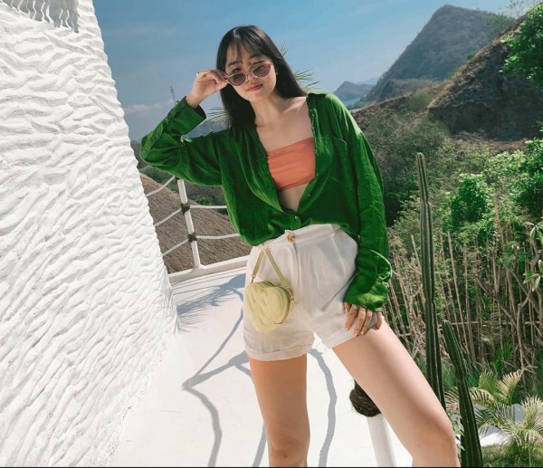 Outfit dengan item fashion tube top ala influencer Elxi Elvina. (Foto: instagram @elxielvina).