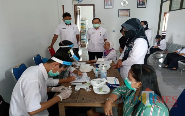 Petugas puskesmas lakukan rapid test terhadap pegawai Kecamatan Ngantru / Foto : Istimewa / Tulungagung TIMES