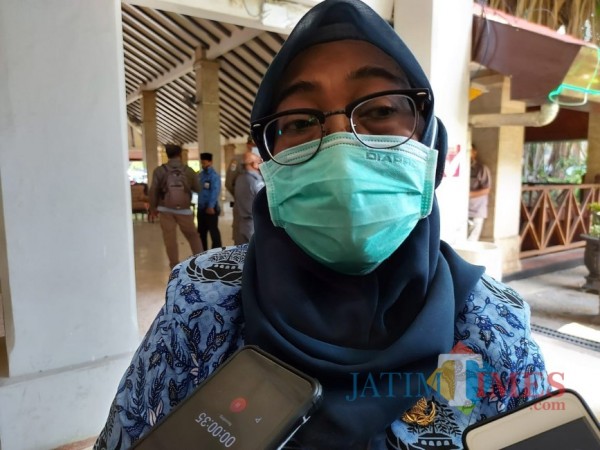 Kepala Inspektorat Kabupaten Malang, Tridiyah Maistuti saat ditemui awak media di Pendopo Agung Kabupaten Malang. (Foto: Tubagus Achmad/MalangTimes)