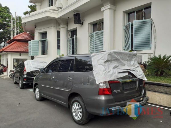 Potret dua mobil dinas Pemkot Malang yang rusak akibat aksi unjuk rasa di kawasan Alun-Alun Tugu Malang. (Arifina Cahyanti Firdausi/ MalangTIMES).