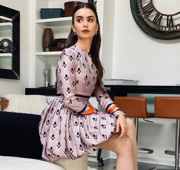 Gaya Liliy Collins, pemeran Emily Cooper di serial Netflix Emily In Paris. (Foto: Instagram @emilyjcollins).
