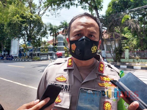 Kapolres Malang AKBP Hendri Umar saat ditemui awak media di luar Gedung DPRD Kabupaten Malang, Jumat (9/10/2020). (Foto: Tubagus Achmad/MalangTimes)