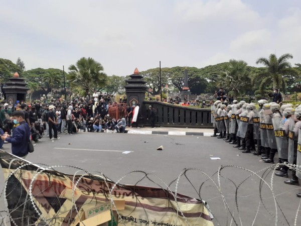 Potret aksi unjuk rasa tolak UU Omnibus Law Cipta Kerja di Kota Malang, Rabu (8/10). (Arifina Cahyanti Firdausi/MalangTIMES).