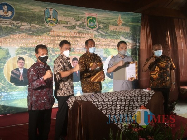Ditjen pendidikan Vokasi, Kemendikbud, Wikan Sakarinto (dua dari kiri) saat penandatanganan MoU dengan KEK Singhasari (Foto : Ashaq Lupito / MalangTIMES)