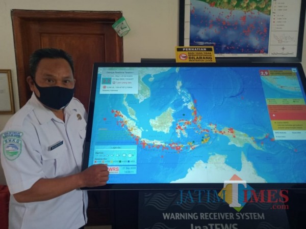 Kepala Stasiun BMKG Geofisika Malang, Musripan saat menunjukkan alat pendeteksi gempa dan tsunami di kantornya. (Foto: Dok. JatimTimes)