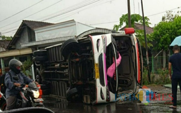 Kondisi bis sesaat setelah tergelincir / Foto : Istimewa / Tulungagung TIMES