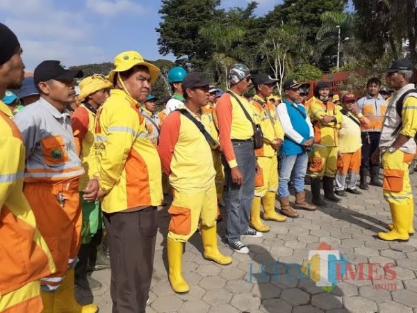 Petugas kebersihan DLH Kota Malang saat melakukan apel (foto dok MalangTIMES)