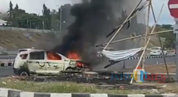 Tampak, mobil Ertiga hangus terbakar di akses Suramadu sisi Madura (foto/istimewa)