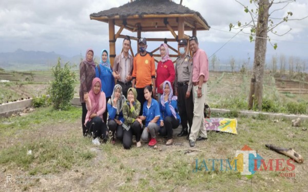 Warga Demuk Pucanglaban melakukan serangkaian penghijauan di wilayah Tandus untuk di rubah jadi kawasan wisata / Foto : Istimewa / Tulungagung TIMES
