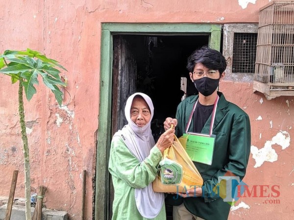 Mahasiswa baru Unisba Blitar yang mengikuti PKKMB membagikan sembako kepada warga terdampak Covid-19.(Foto : Tim BlitarTIMES)