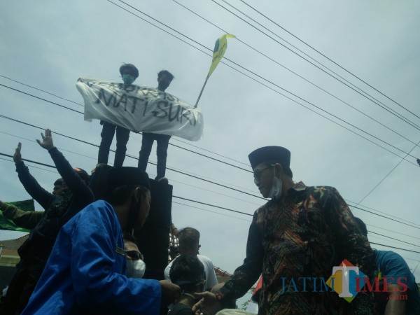 Ketua DPRD Probolinggo, Andi Suryanto (Batik) ketika menemui masa Aksi. (Foto:Mabrur/Probolinggotimes)