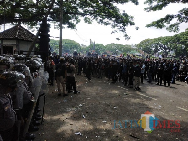 Sampah berserakan diantara pendemo (Hendra Saputra)