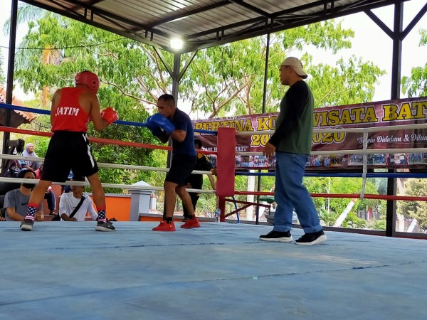 Peserta tinju sedang sparring di atas ring/ Foto Muklas JatimTimes