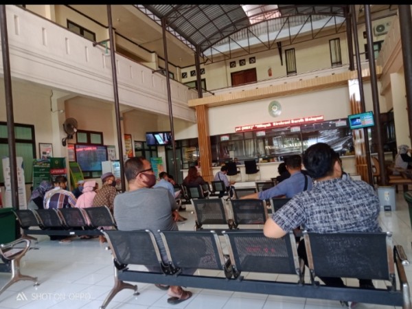 Belasan warga masyarakat di loket antrean pendaftaran Pengadilan Agama Kabupaten Madiun