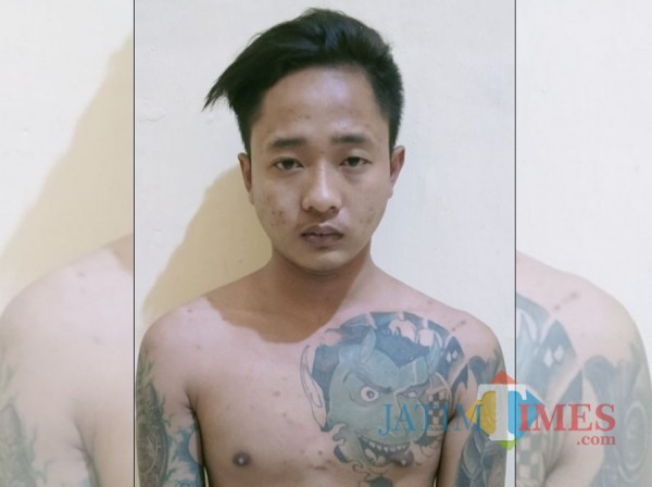 Edo Emiliano Diaz pelaku penusukan yang sudah diamankan di Mapolsek Balung (foto: istimewa/ Jatim TIMES)