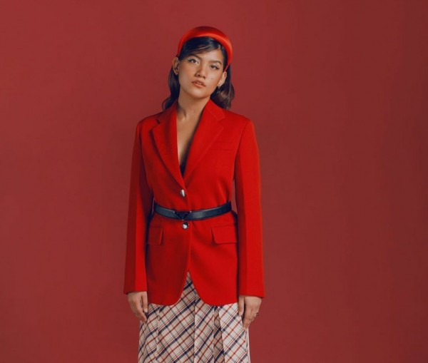 Gaya klasik old fashion ala Monita Tahalea. (Foto: Instagram @monitatahalea).