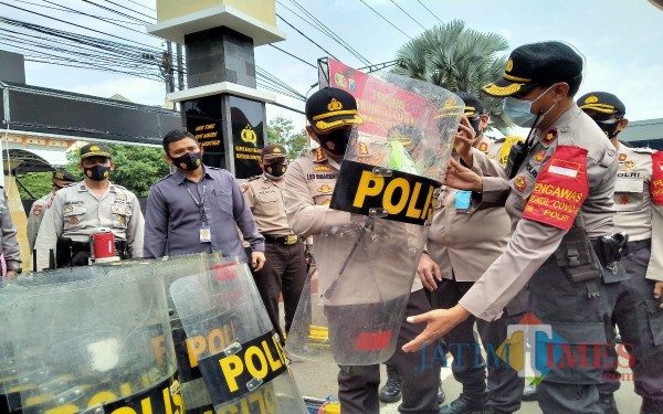 Kapolresta Malang Kota, Kombespol Leonardus Simarmata saat melakukan pengecekan peralatan pengamanan (Anggara Sudiongko/ MalangTIMES)