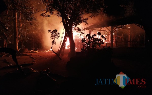 Kebakaran di desa Trenceng Kecamatan Sumbergempol / Foto : Anang Basso / Tulungagung TIMES