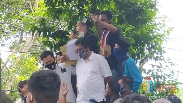 Ketua DPRD Banyuwangi I Made Cahyana Negara (Baju putih) menemui peserta demo di depa kantor DPRD Banyuwangi Nurhadi Banyuwangi Jatim Times