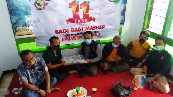 Ketua PWI Bondowoso saat menerima masker dari TKSK di Kantor PWI Bondowoso (Foto: Abror Rosi/JatimTimes)