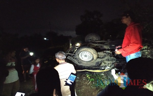 Kondisi mobil yang hancur di lihat warga sekitar / Foto : Anang Basso / Tulungagung TIMES