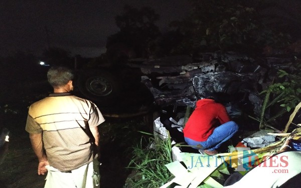 Kondisi mobil yang hancur tertubruk kereta di Pulosari / Foto : Anang Basso / Tulungagung TIMES