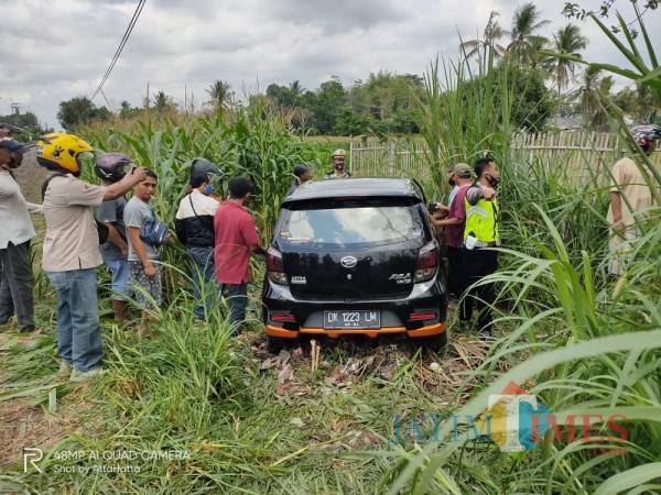 Mobil Ayla yang tertabrak Kereta Api Sri Tanjung di Jember. (foto : istimewa / Jatim TIMES)
