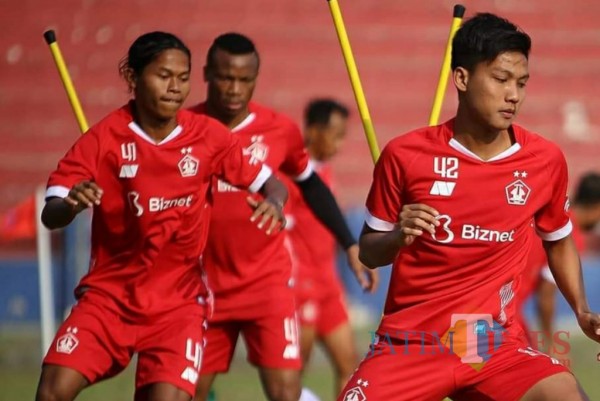 Para pemain Persik Kediri berlatih di stadion Brawijaya.(foto : istimewa)