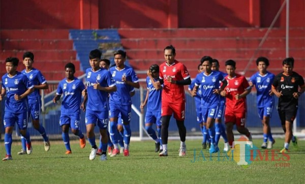 Para pemain persik kediri saat berlatih di stadion Brawijaya. (Foto:istimewa)