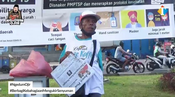 Penderita difabel penjual koran yang menerima bantuan JatimTIMES Ngedum Ojir (Foto: YouTube JatimTIMES)