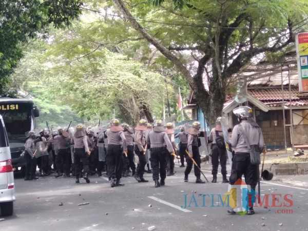 Petugas kepolisian Polresta Malang Kota saat berupaya memukul mundur massa agar menyudahi aksi anarkis (Doc MalangTIMES)