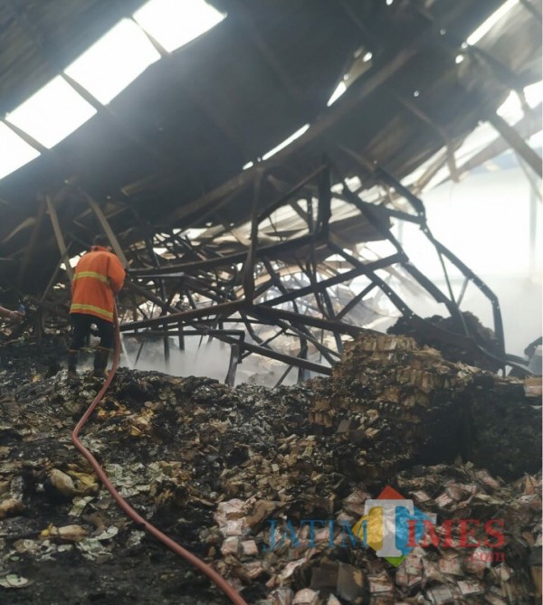 Petugas saat berupaya memadamkan kebakaran yang terjadi di Kabupaten Malang (Foto : PPK Kabupaten Malang for MalangTIMES)