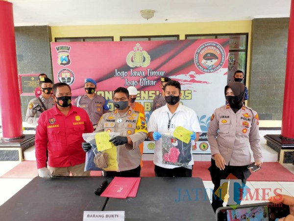 Polisi mengamankan tersangka AAG dan barang bukti kasus persetubuhan.