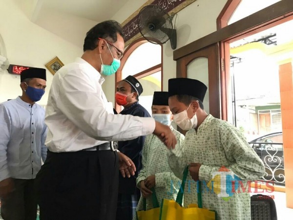 Rektor UIN Malang, Prof Dr Abdul Haris MAg saat memberikan bantuan kepada siswa TPQ di sekitar kampus 3 FKIK UIN Malang. (Foto: Ima/MalangTIMES)