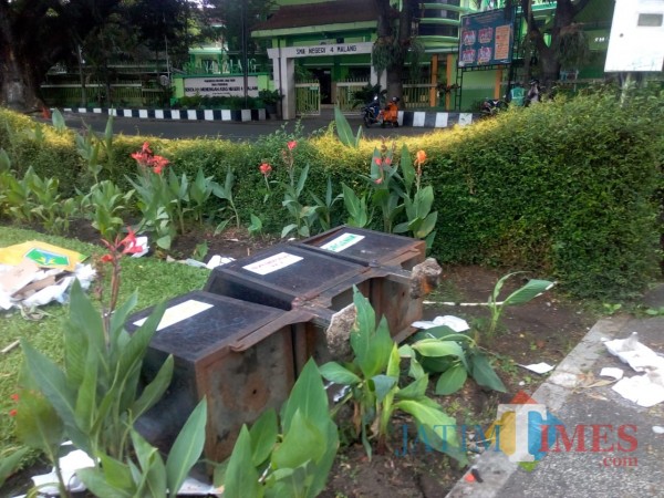 Salah satu tong sampah yang dirusak oleh demonstran saat unras Kamis (8/10/2020) (DLH Kota Malang for MalangTIMES)